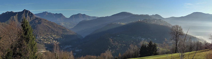 Da Padronecco (545 m) vista verso Val Brembana e Serina